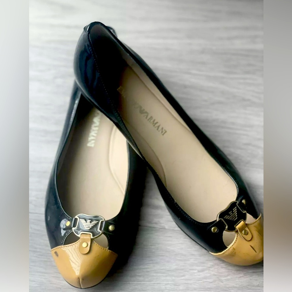 Giorgio Armani Black and Gold Women's Loafers
ITALY SZ US 6.5, IT 37,5